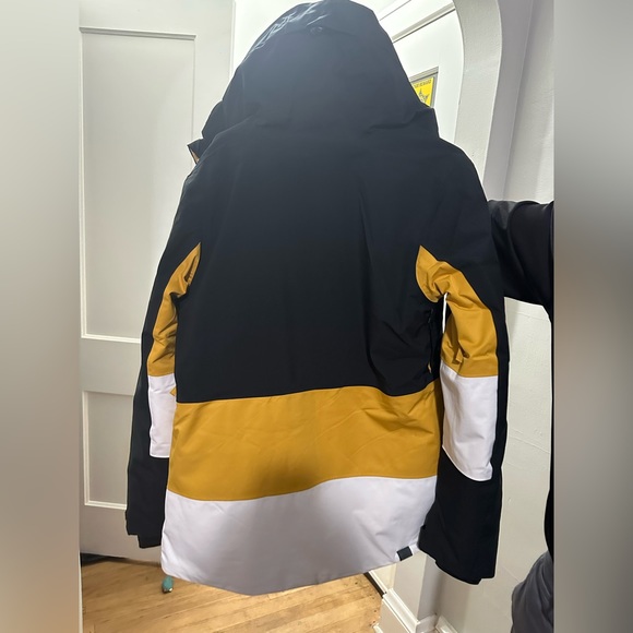 Selling a very good condition Roxy brand ski jacket. Only worn 2 times. - Picture 2 of 2